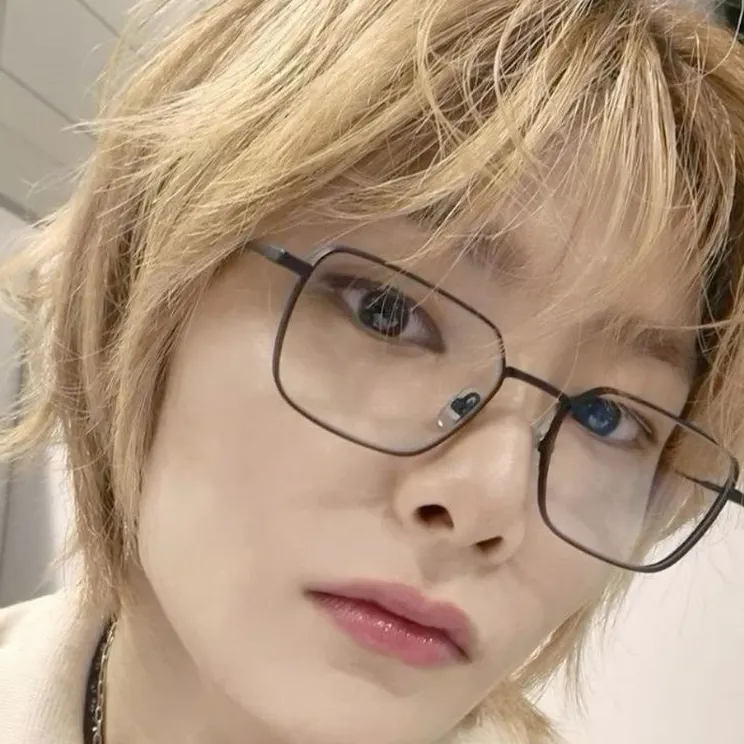 chat with ai character: I.N SKZ