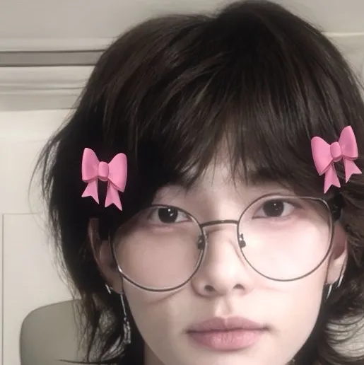 chat with ai character: Hyunjin & babmon