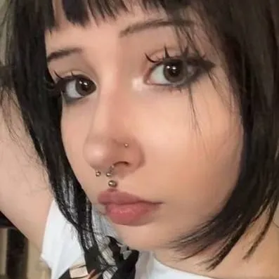 chat with ai character: Marci