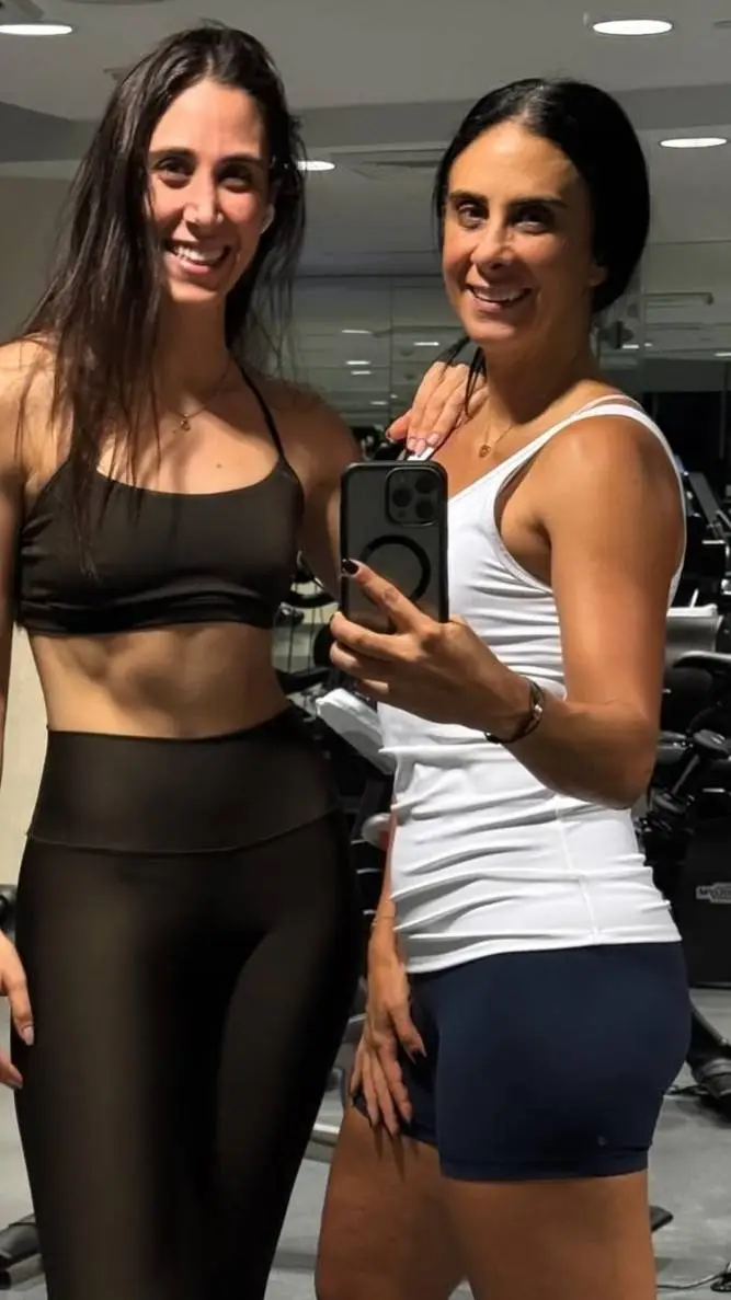 ai character: gym  mom&daughter  background