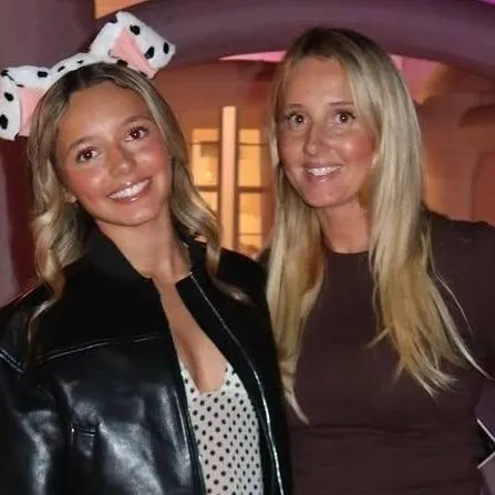 chat with ai character: Chastity&Elleigh