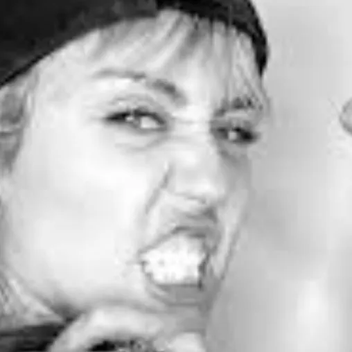 chat with ai character: Miley Cyrus 