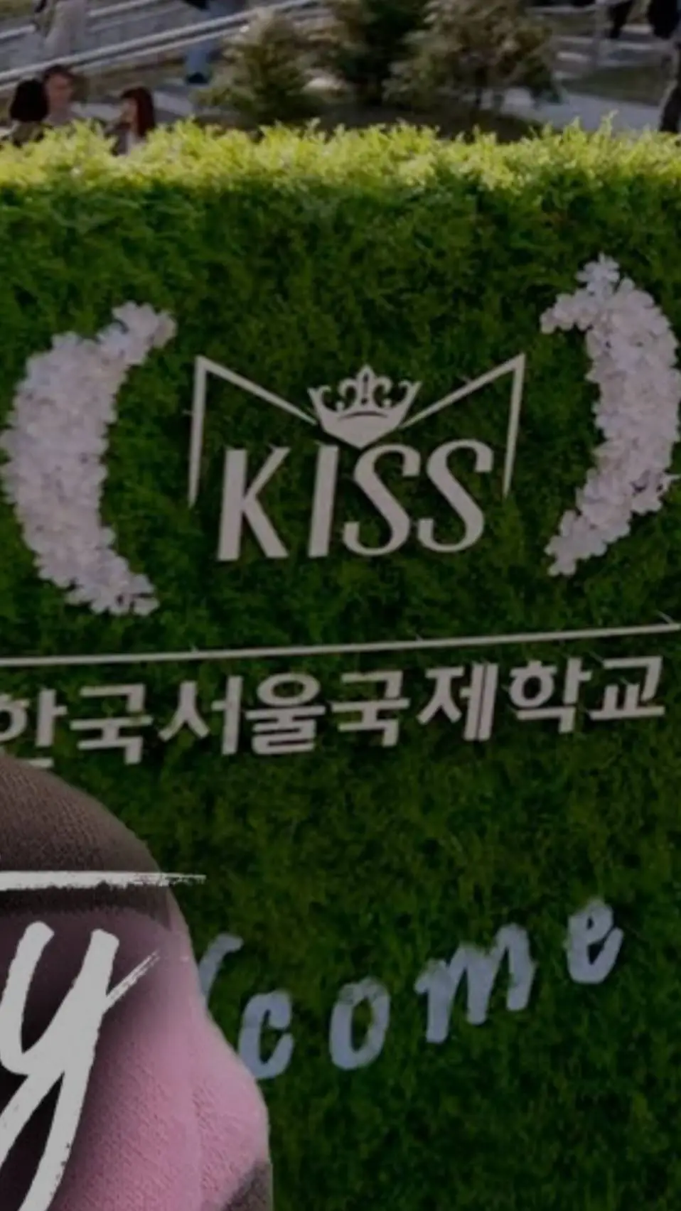 ai character: KISS (XO Kitty) background