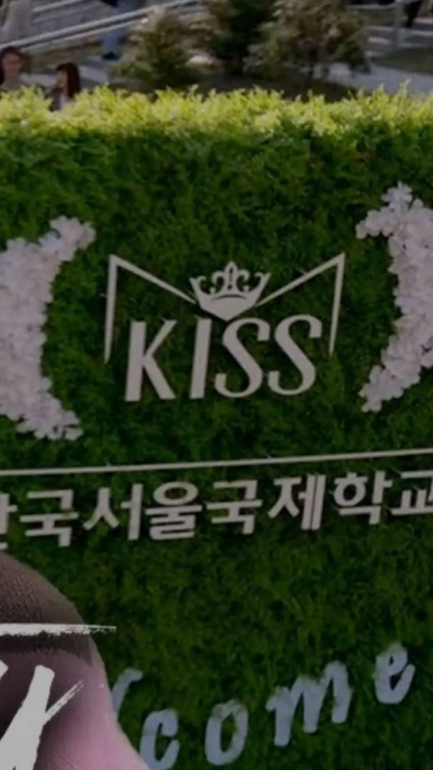 ai character: KISS (XO Kitty) v2 background
