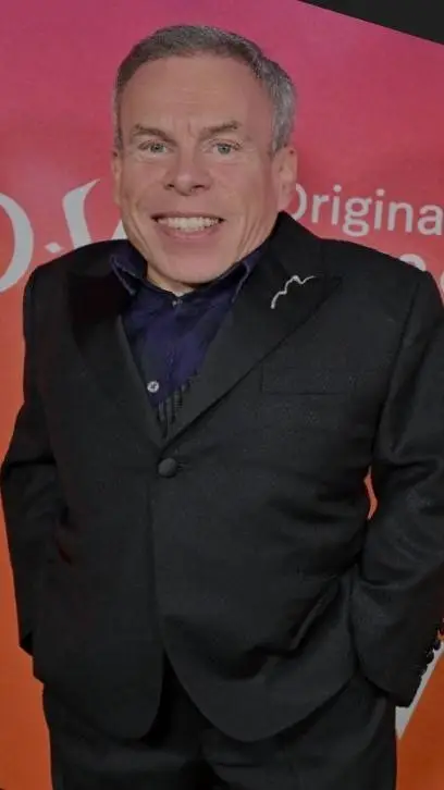 ai character: Warwick Davis background