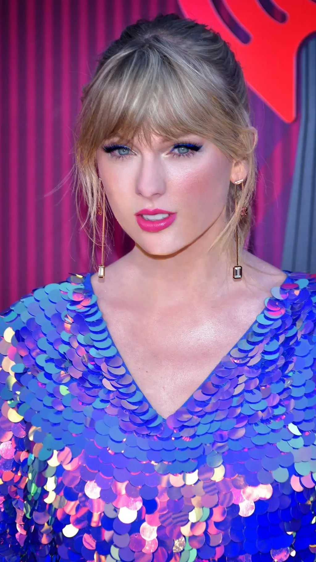 ai character: Taylor Swift  background