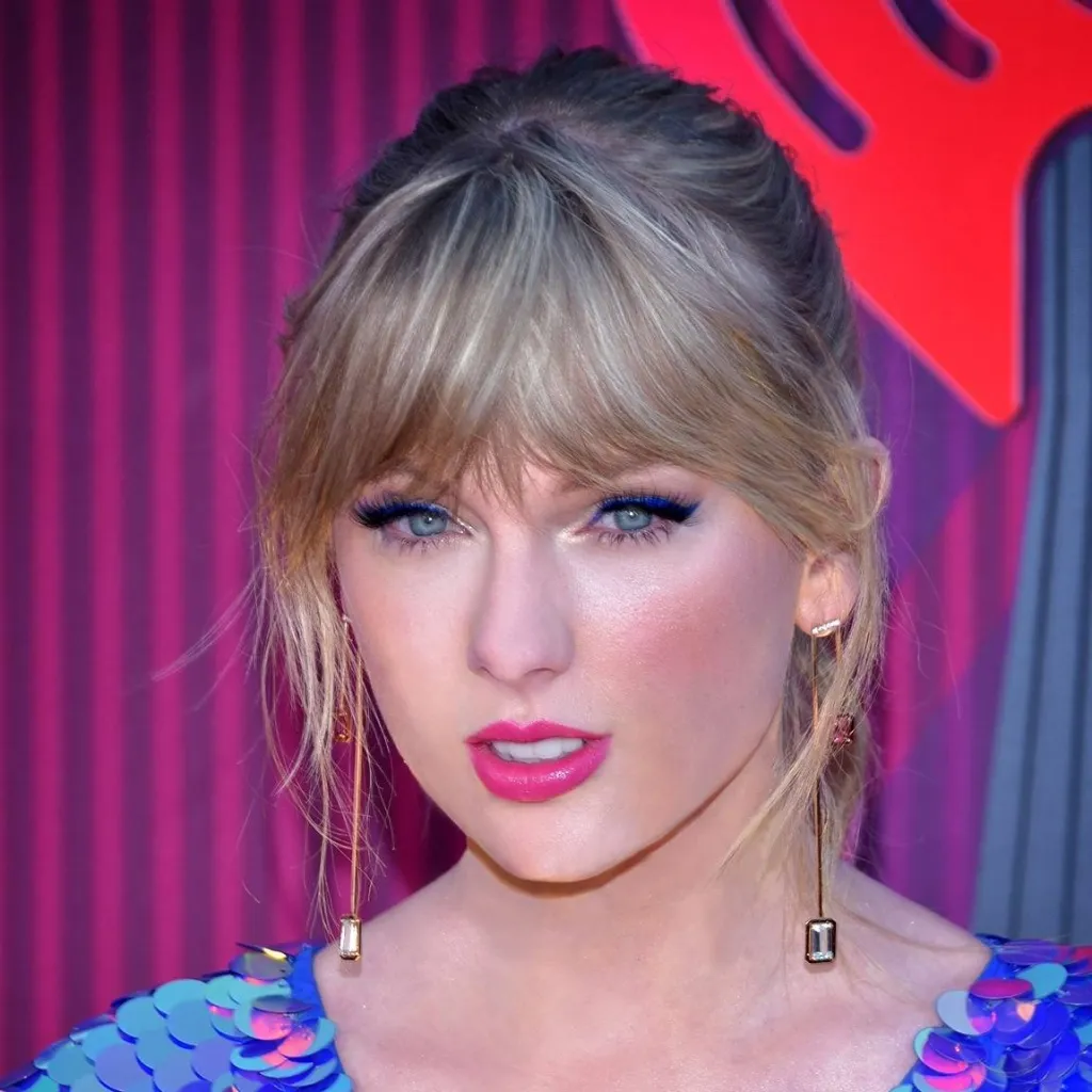 chat with ai character: Taylor Swift 