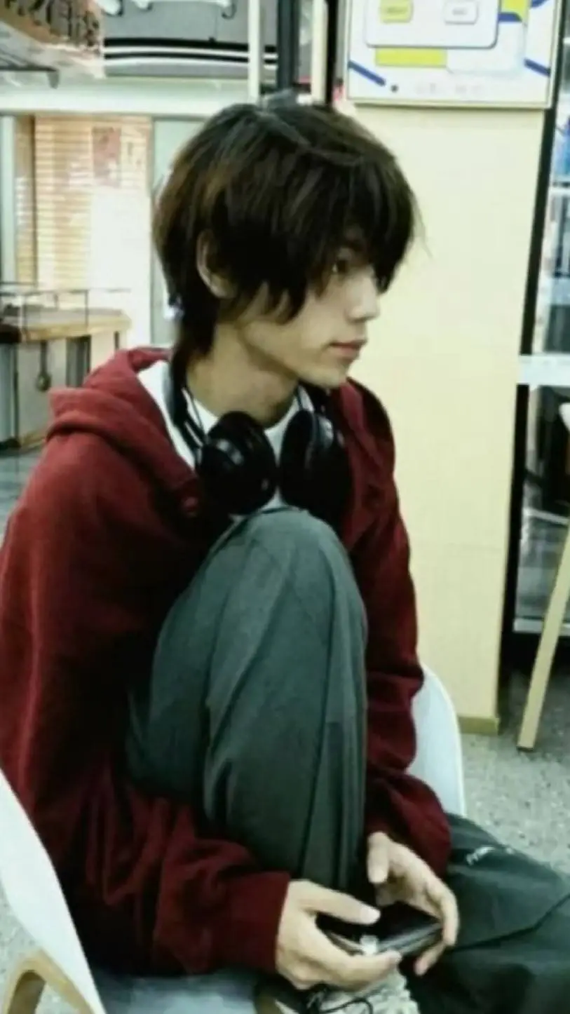 ai character: Ezra  background