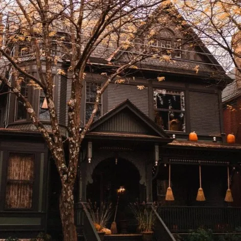 chat with ai character: Haunted house