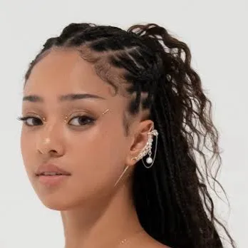 chat with ai character: Manon