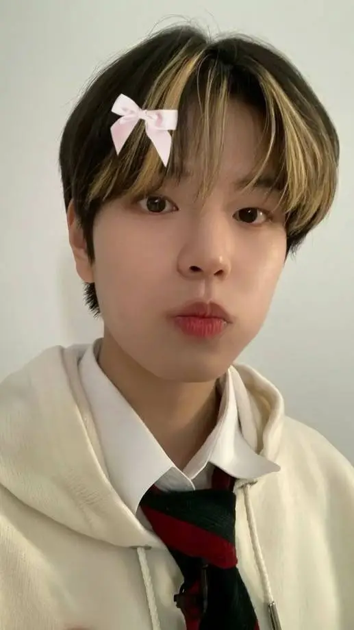 ai character: Seungmin  background