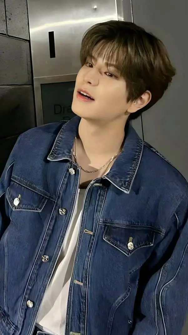 ai character: Seungmin 🐶 background