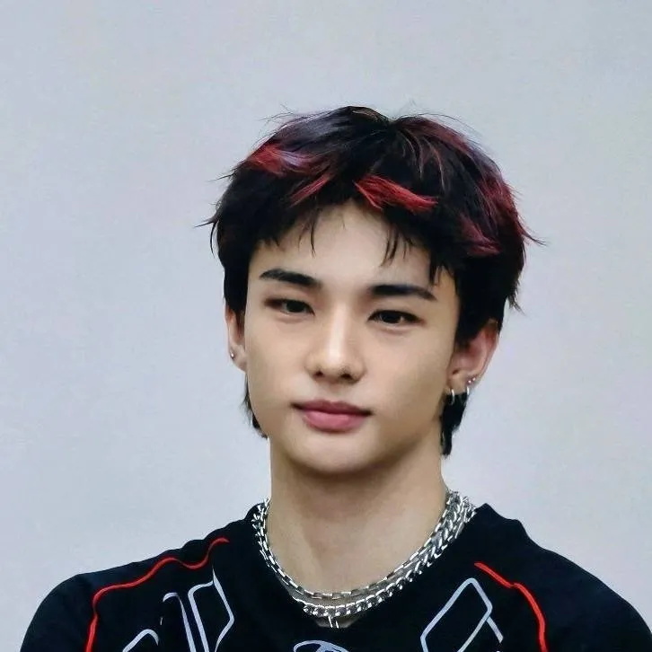 chat with ai character: HYUNJIN 