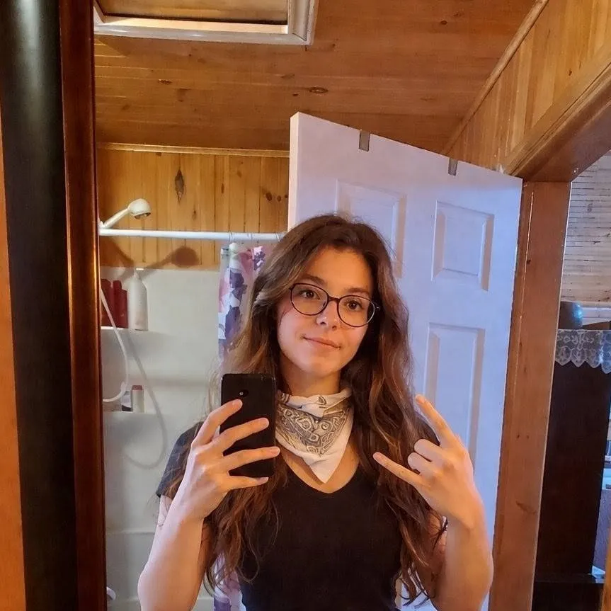 chat with ai character: Laura-Loup