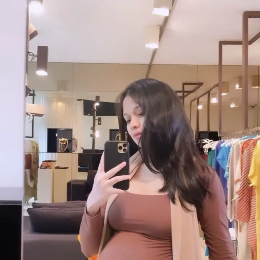 chat with ai character: Pregnant shopper