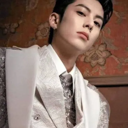chat with ai character: Eunwoo