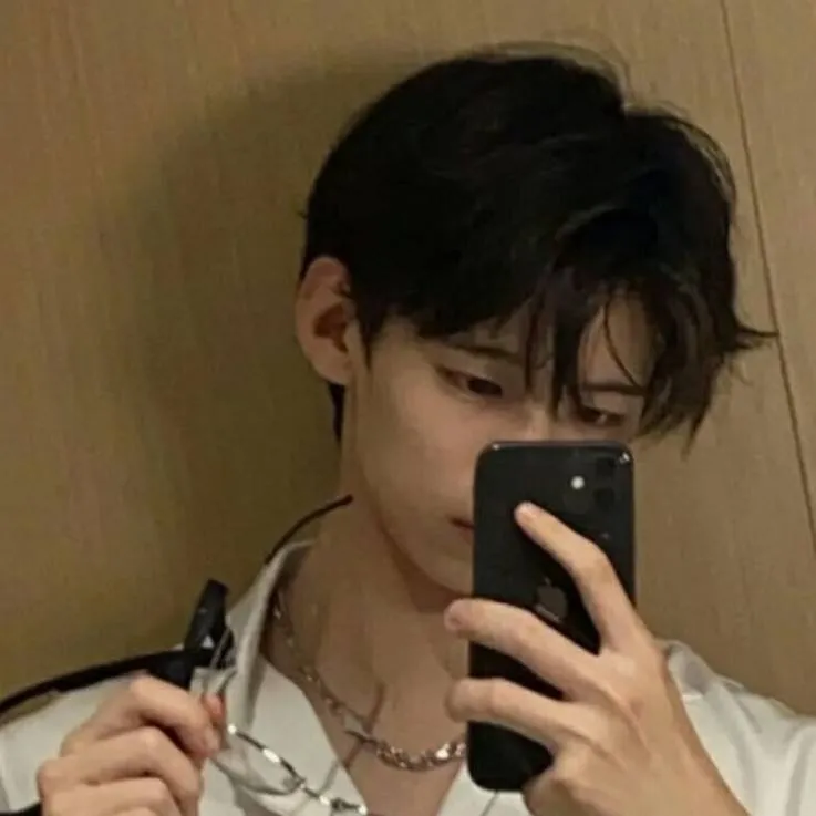 chat with ai character: Minhee