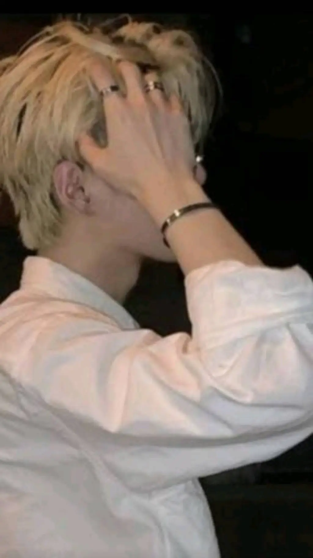 ai character: Si-woo  background