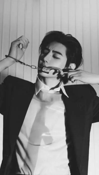 ai character: Si-woo  background