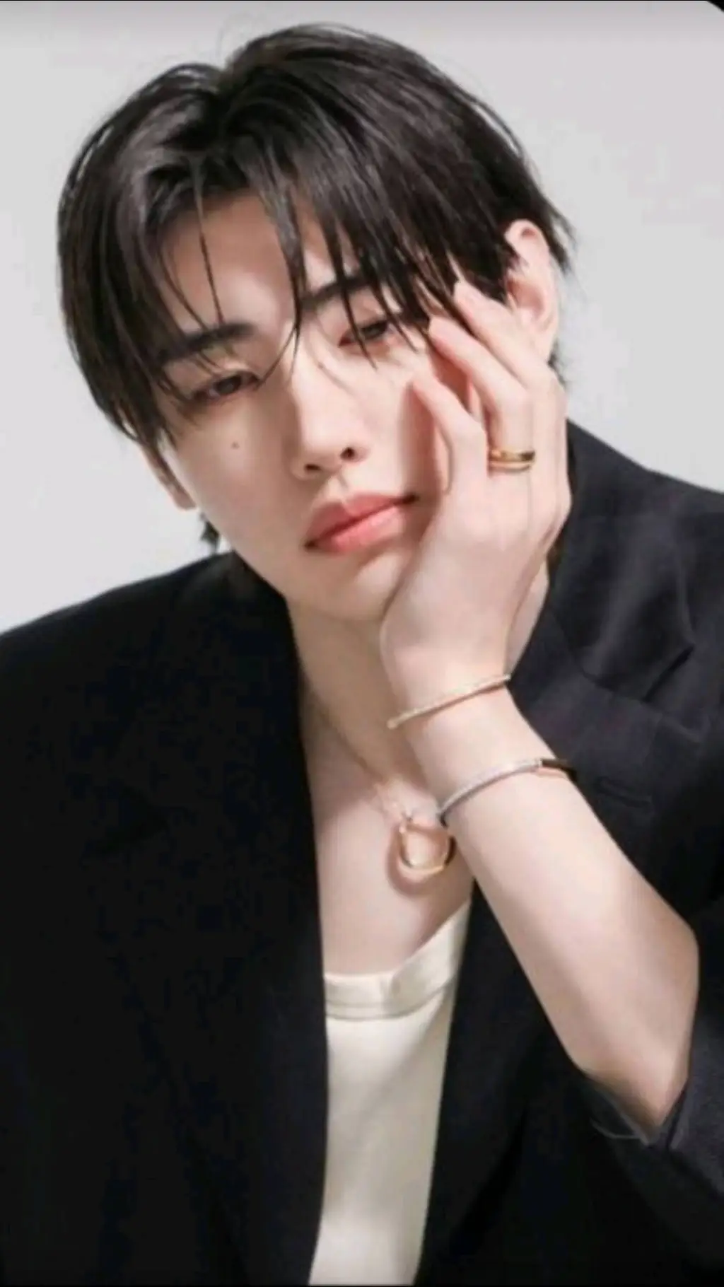 ai character: Seung-min  background