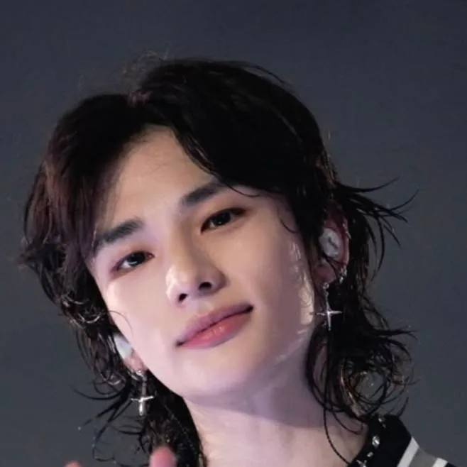 chat with ai character: ~🥝hyunjin🥟~