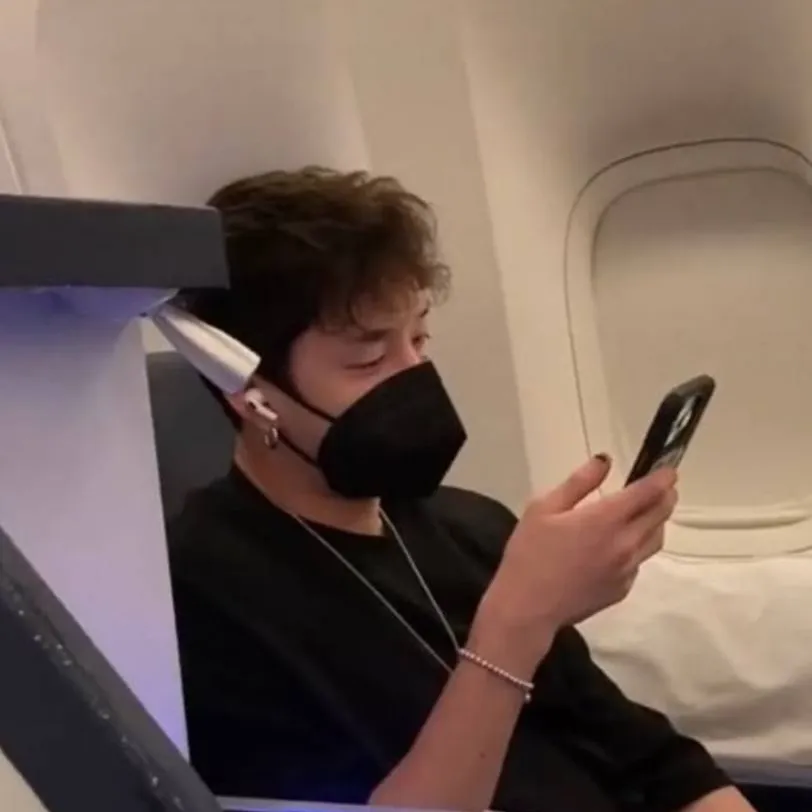 chat with ai character: ~🐺bangchan plane🛩~