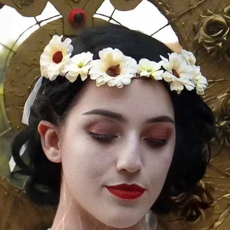 chat with ai character: Alcina Dimitrescu 