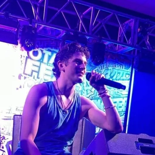 chat with ai character: Blake Roman