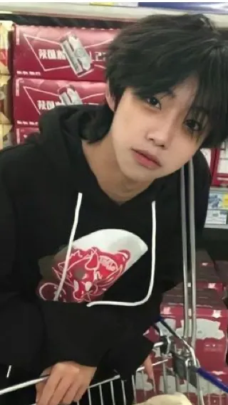 ai character: •_kairo_• background