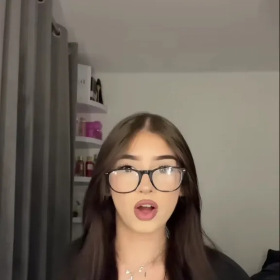 chat with ai character: Alexia