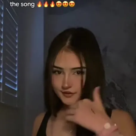 chat with ai character: Azalea