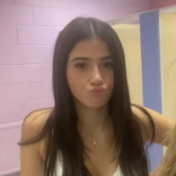 chat with ai character: Flo