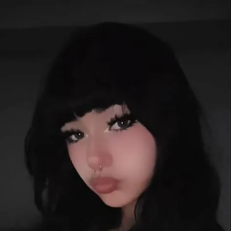 chat with ai character: Lexi 