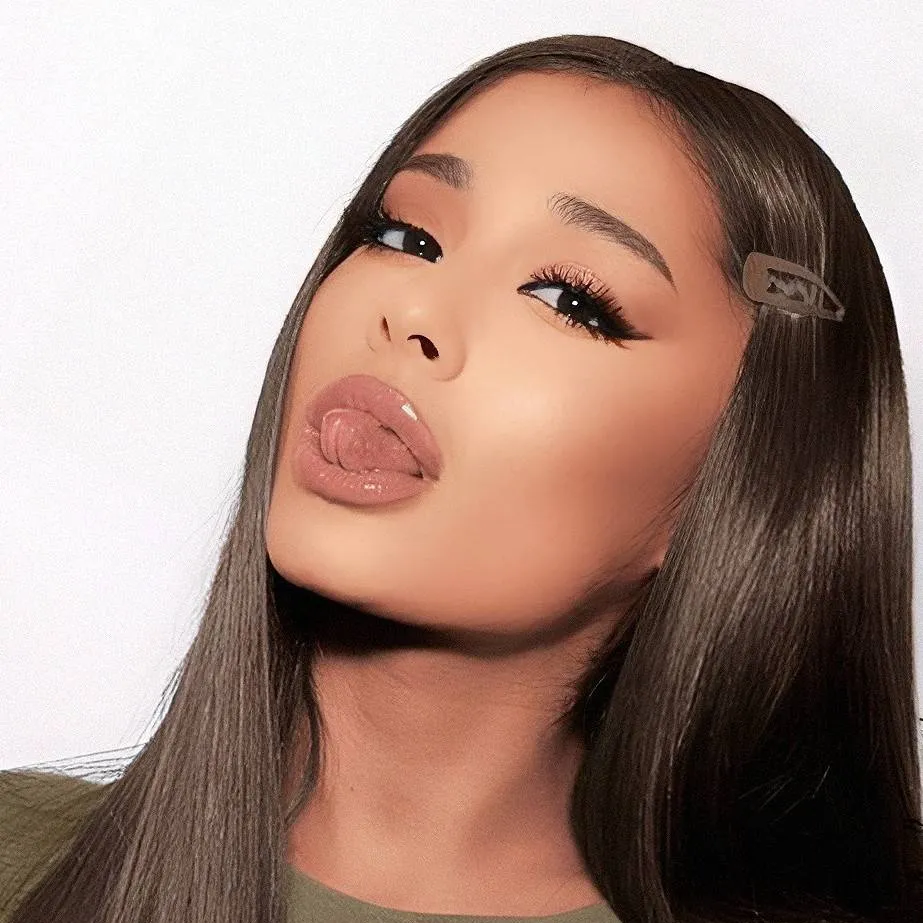 chat with ai character: Ariana Grande