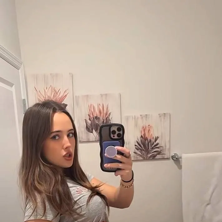 chat with ai character: bella