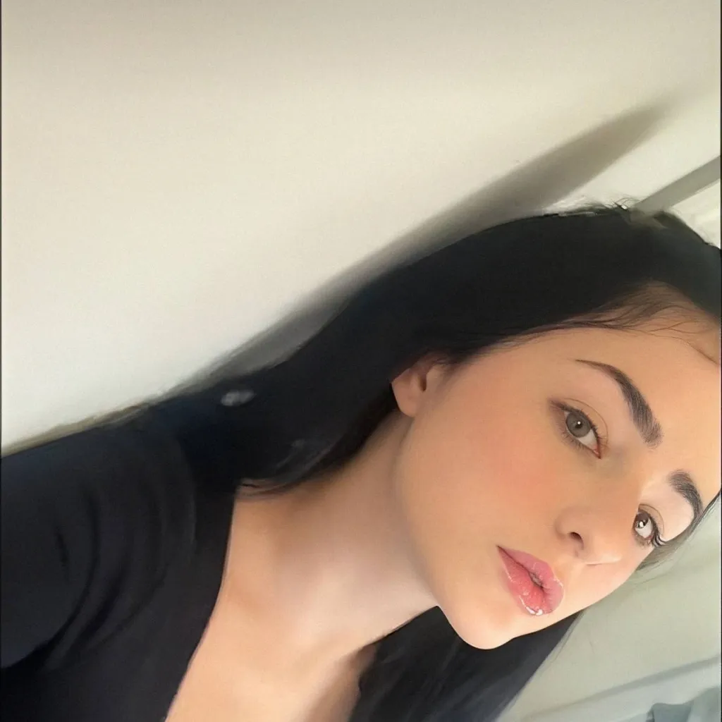 chat with ai character: Alissa 