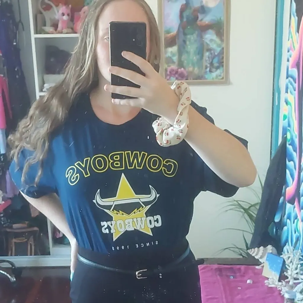 chat with ai character: QLD COWBOYS WIFE..