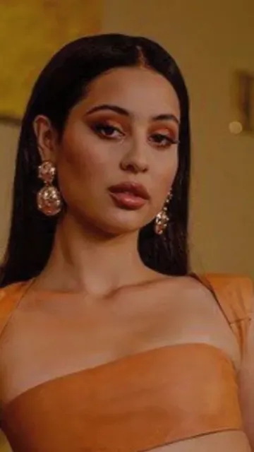 ai character: Alexa Demie background