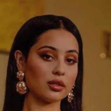 chat with ai character: Alexa Demie