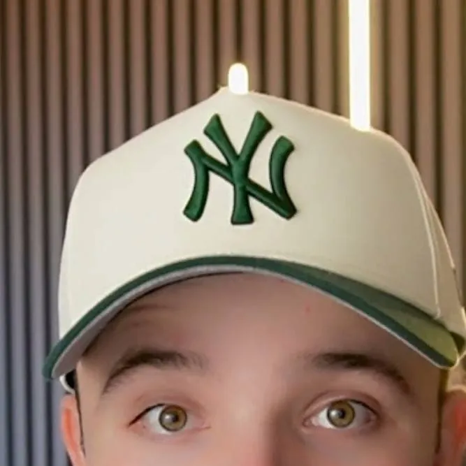 chat with ai character: ethannyt