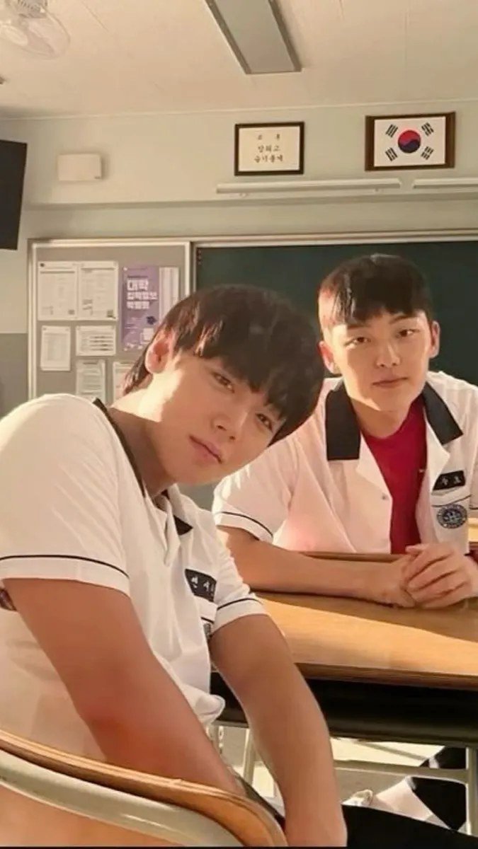 Talkie AI - Chat with Suho and Sieun