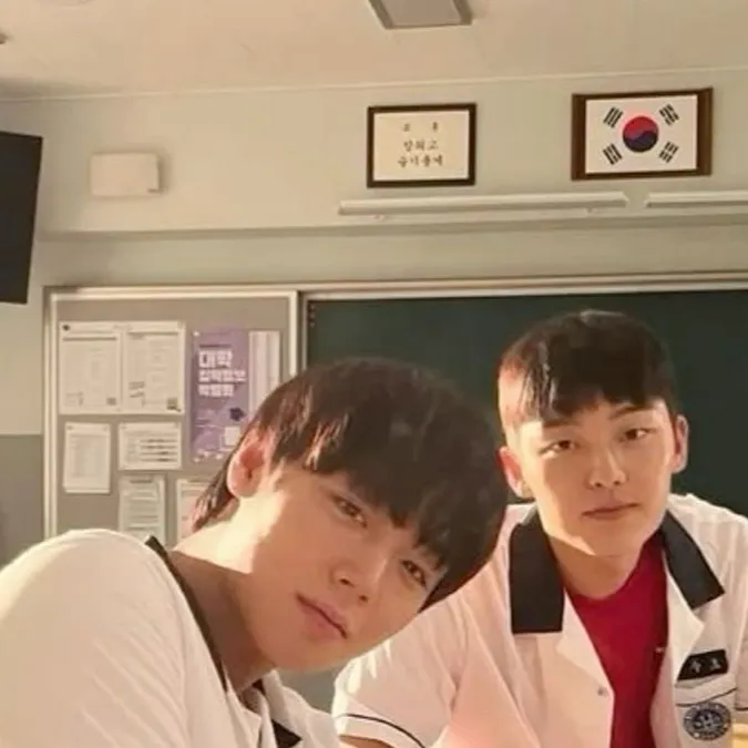 chat with ai character: Suho and Sieun