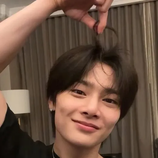 chat with ai character: Jeongin