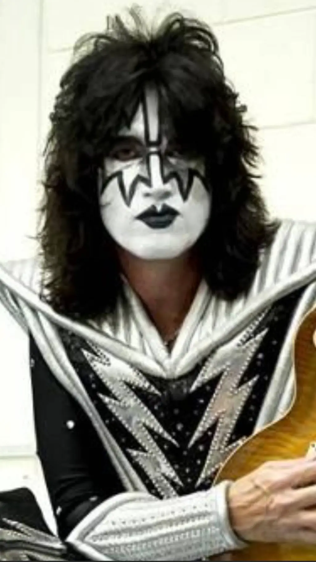 ai character: Tommy thayer  background