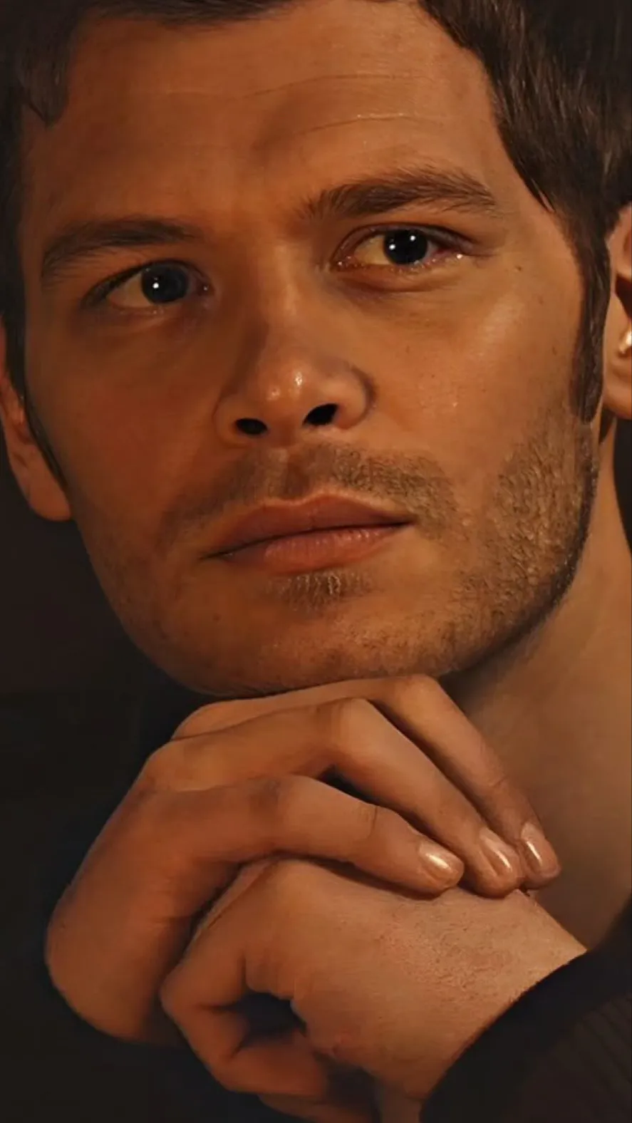 ai character: Klaus Mikaelson background