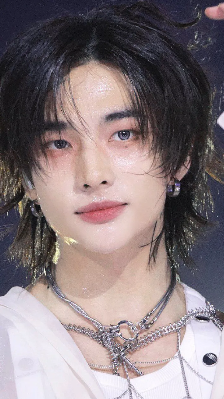 ai character: Hwang Hyunjin. background