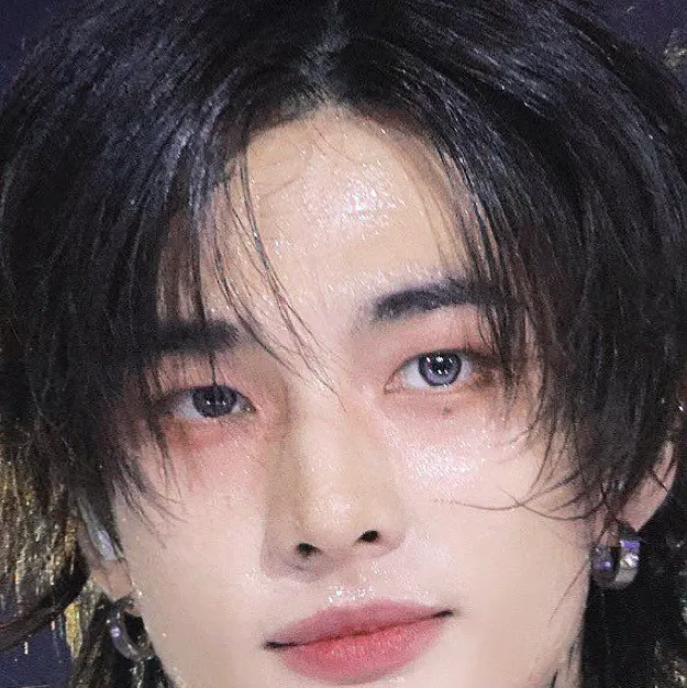 chat with ai character: Hwang Hyunjin.