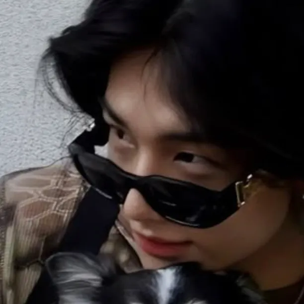 chat with ai character: Hwang Hyunjin￼