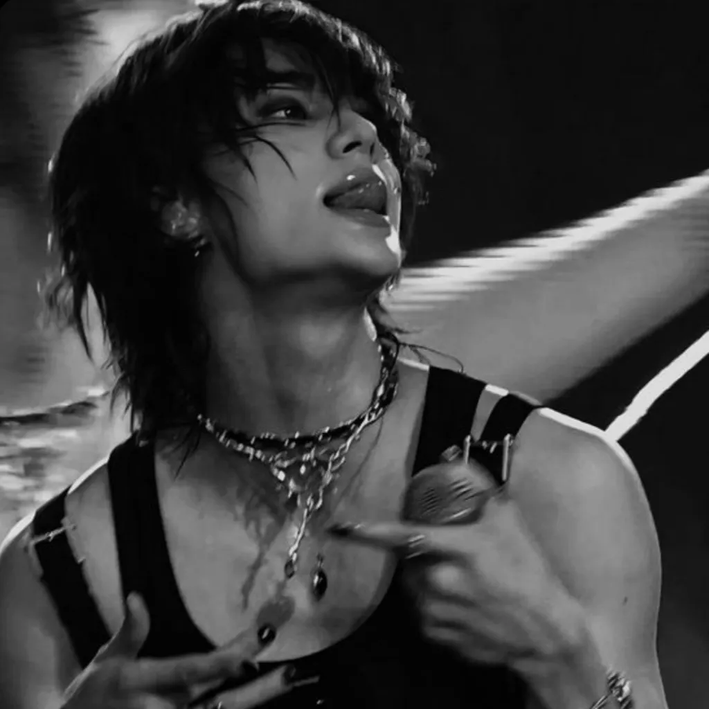 chat with ai character: Hwang Hyunjin