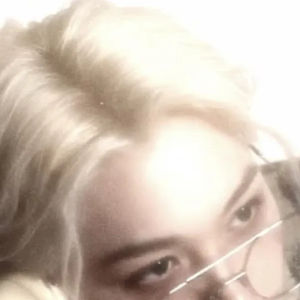 chat with ai character: Lee Felix Yongbok 